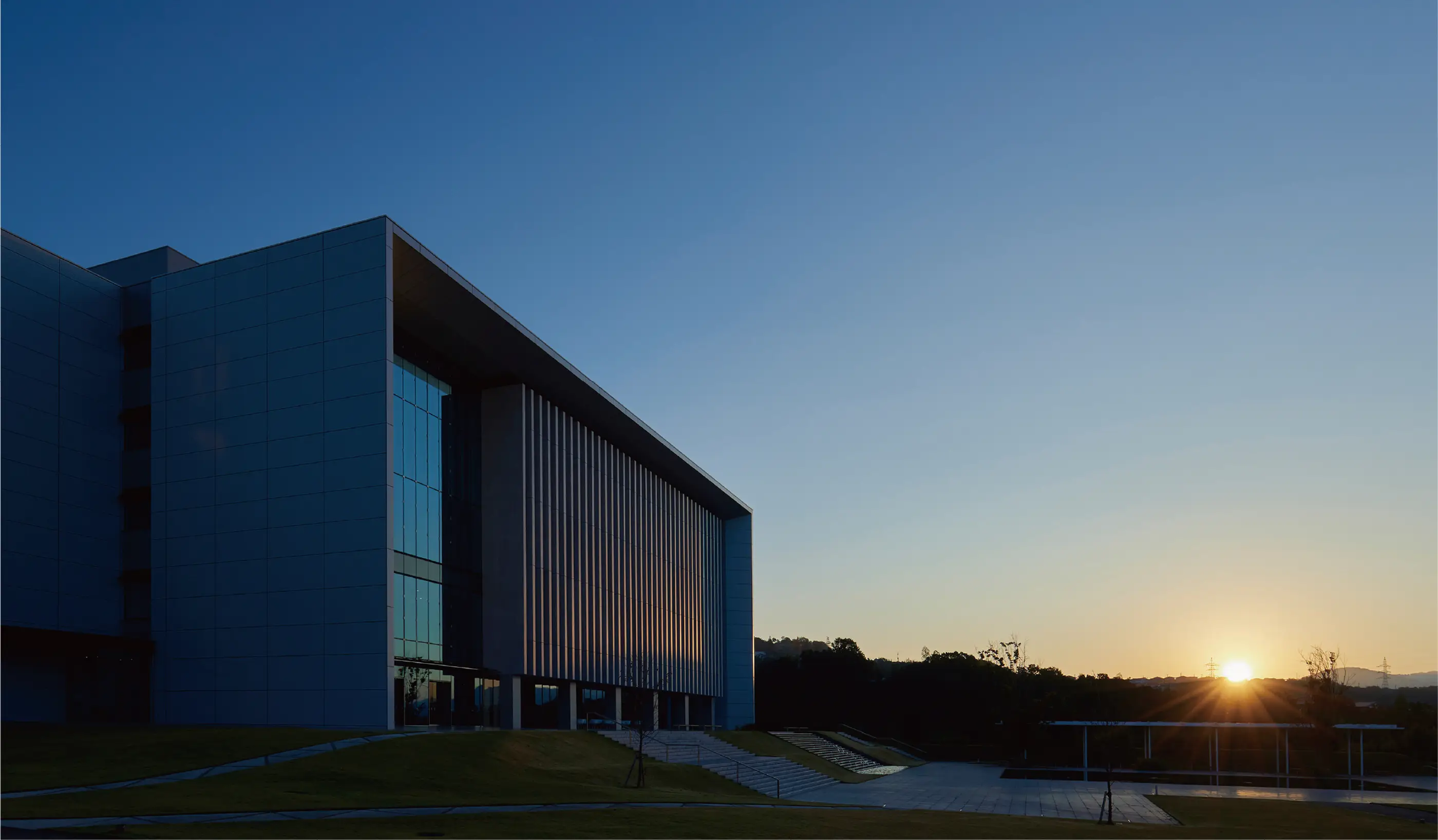 学園訓 柔しく剛く Tender yet Firm spirit